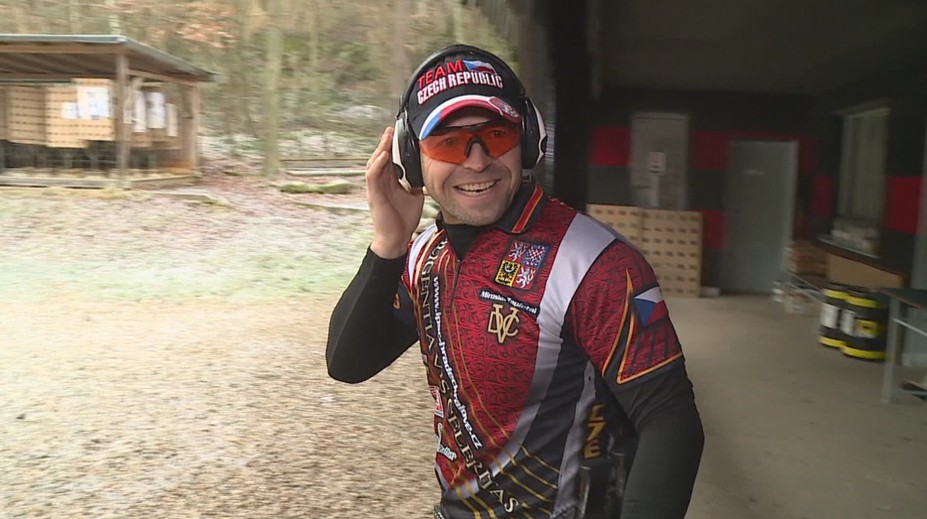 Mistrem Evropy ve střelbě z pistole je Čech. Pracuje jako policejní instruktor