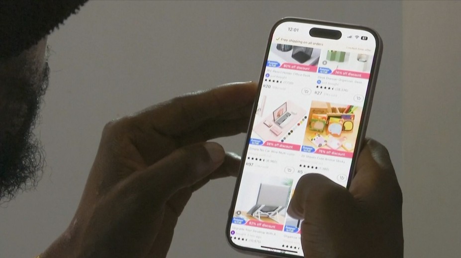 Češi čím dál víc nakupují přes telefon. Na internetu často kupují i jídlo