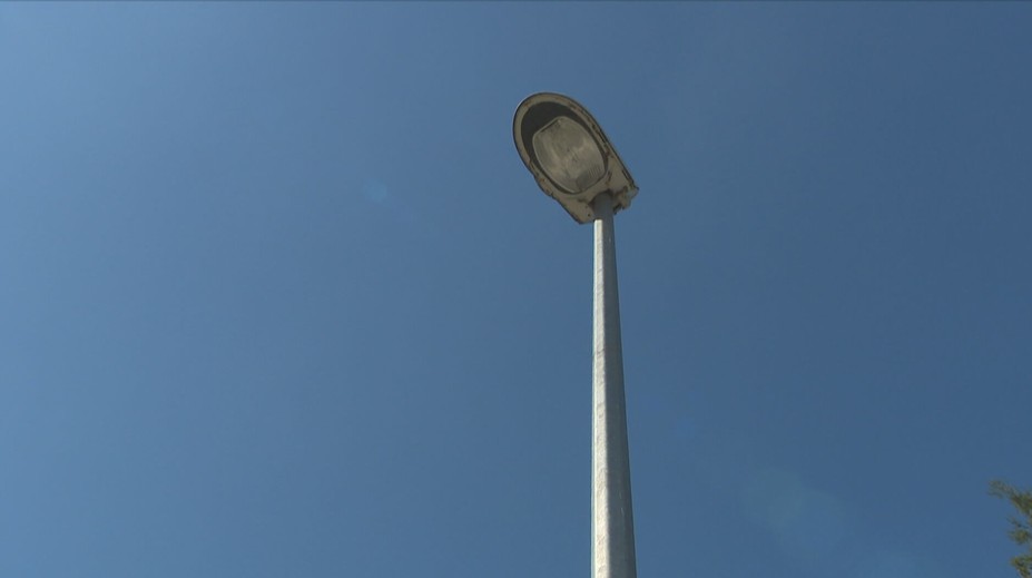 Čísla na lampách zachraňují životy. V Praze 9 nefungují, radnice to netušila