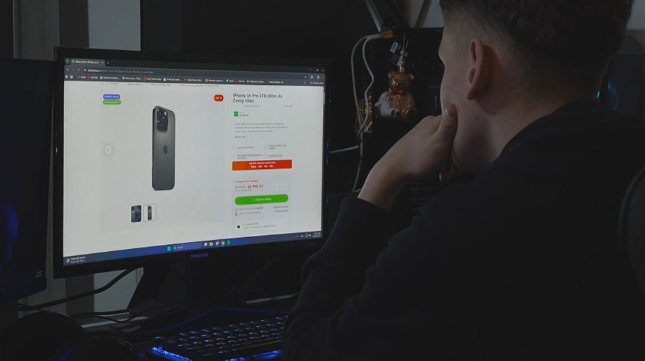 Student Tomáš si poctivě vydělal na telefon. Policie mu ho záhy zablokovala