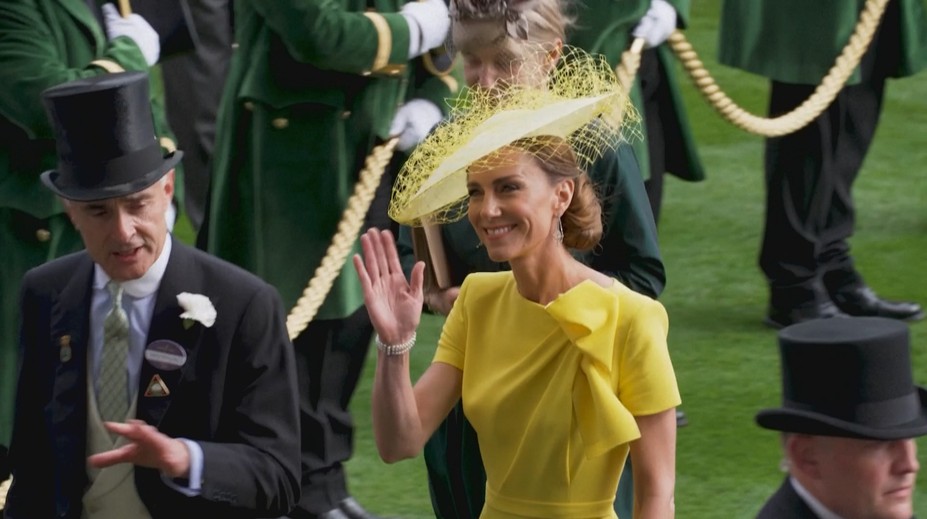 Královská rodina zavítala na prestižní dostihy. Princezna Kate upoutala pozornost