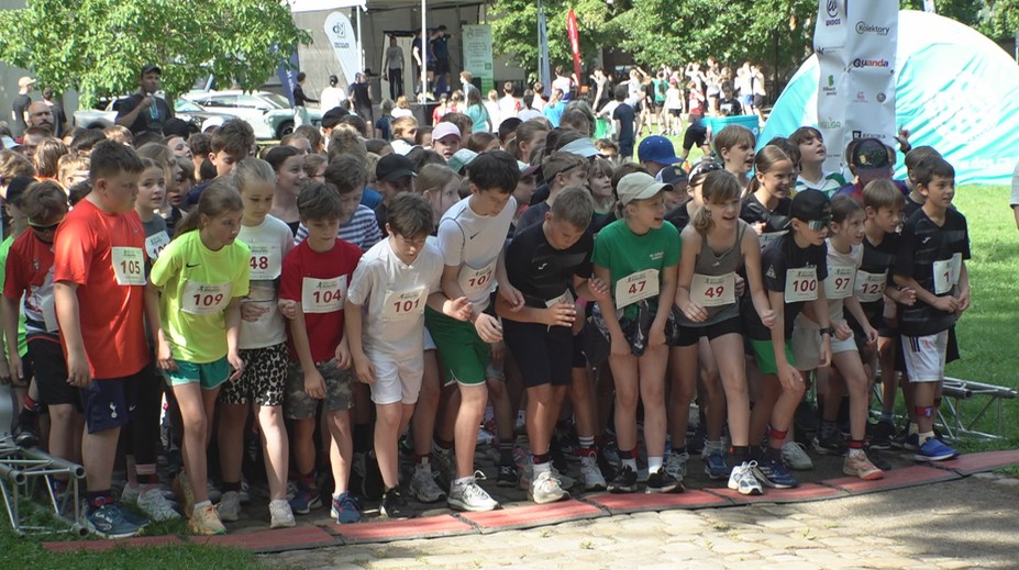 V Praze proběhl charitativní Běh pro Jedličku. Školáci i dospělí si vyzkoušeli sport s hendikepem