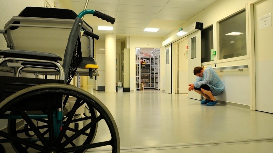Pacienti museli v ambulanci čekat na zemi. Židle přidat nemůžeme, tvrdí nemocnice
