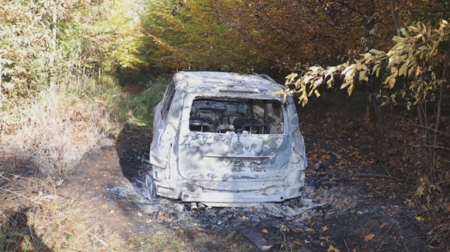 Ukradli auto a zapálili ho. Policie po měsících dopadla podezřelé muže