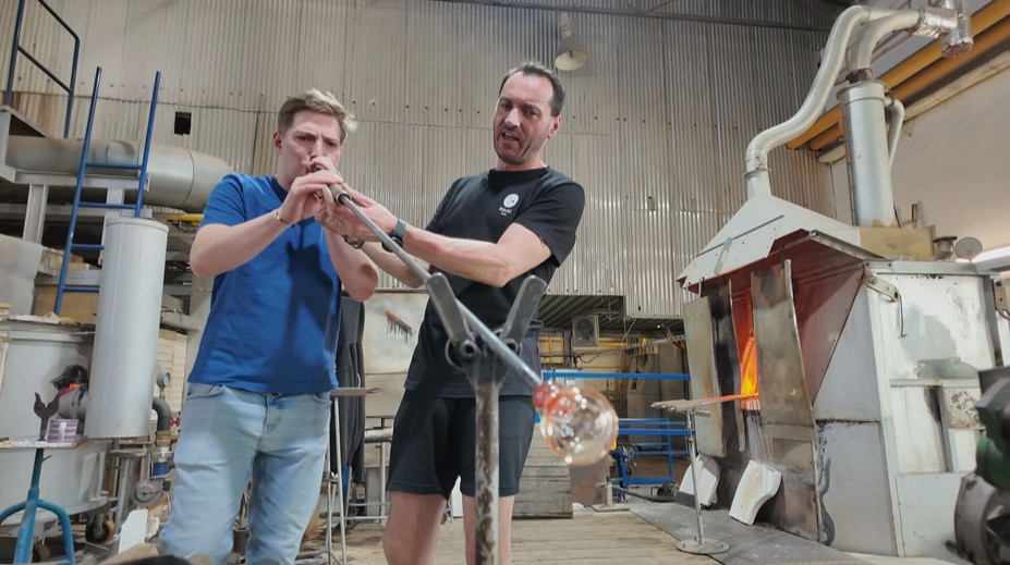 Phóng viên TV Nova trải nghiệm sản xuất thủ công kính. Đằng sau là sự lao động vất vả