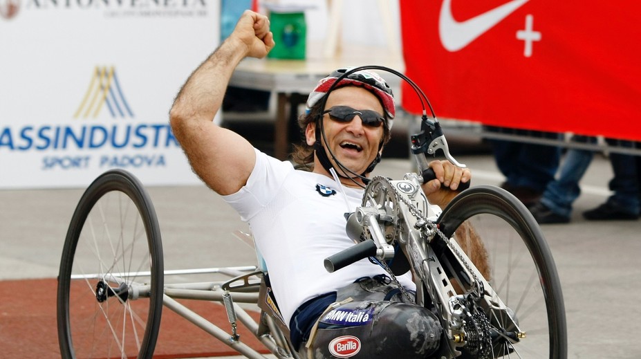 O nohy už přišel, teď mu hrozí ztráta zraku. Zanardi ale stále bojuje