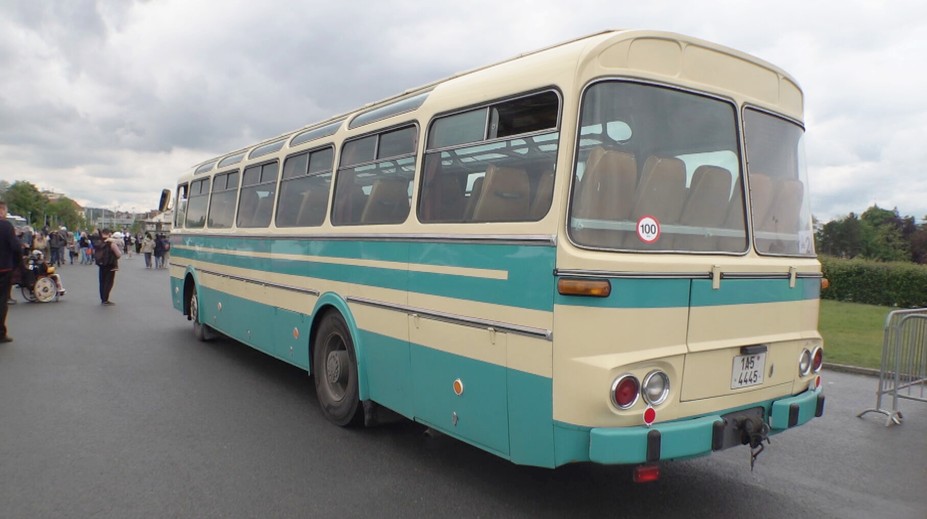 Prahou se proháněly historické autobusy. Lidé se mohli projet vyřazenými modely