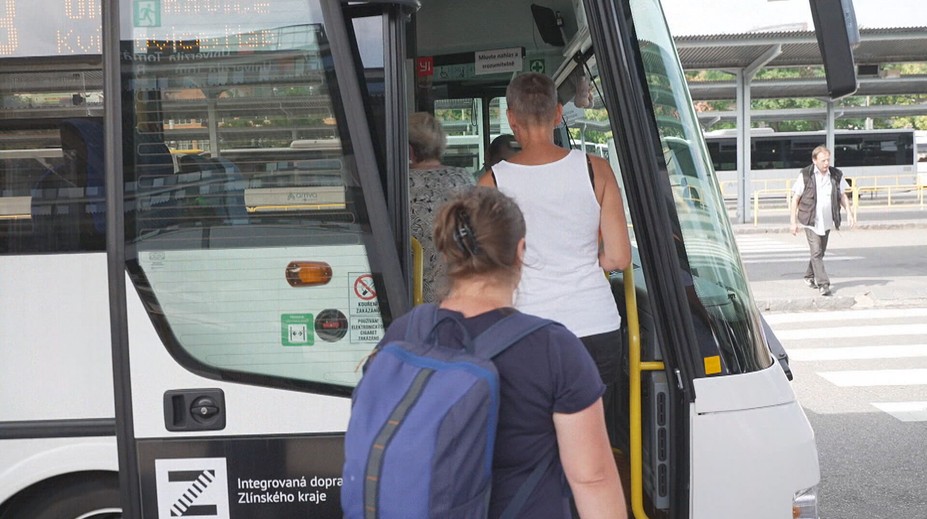 Hromadnou dopravou cestuje čím dál víc lidí. V autobuse si odpočinu, říká Tomáš
