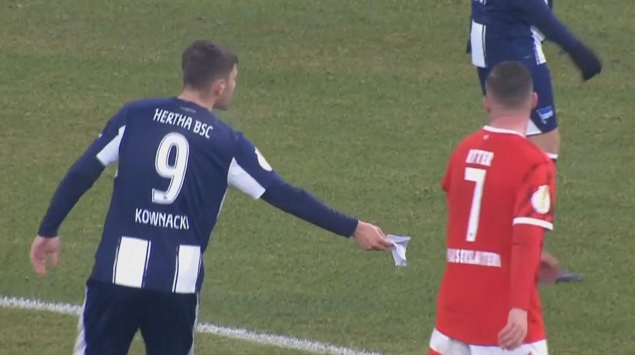 Komický moment v německém poháru. Hráč ukradl soupeři důležitý vzkaz od trenéra
