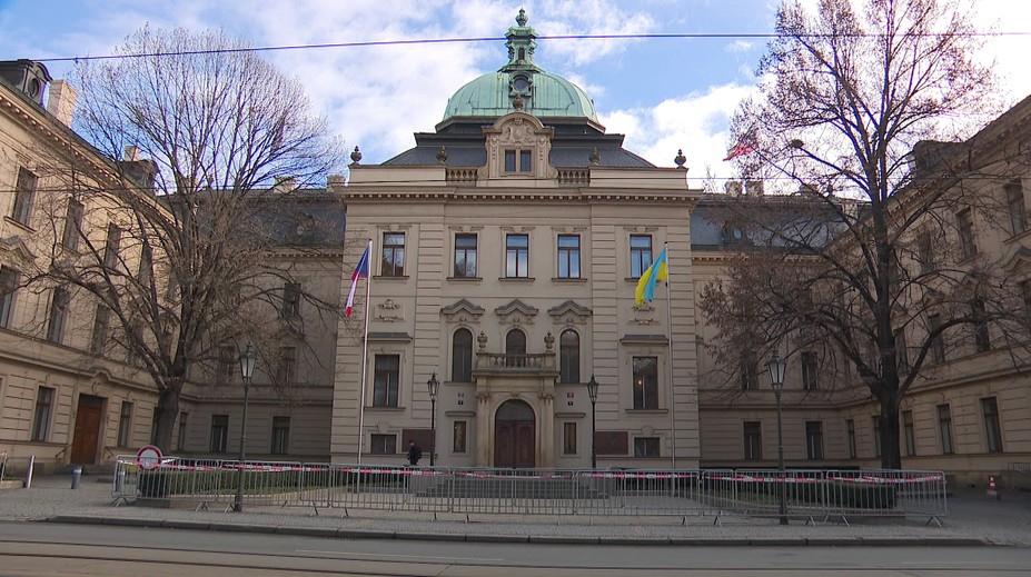 Na výročí začátku války na Ukrajině vyvěšuje vláda vlajky. Někde ale chybí