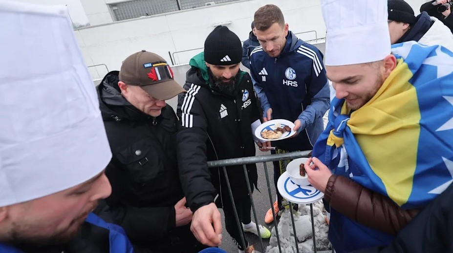 Džeko podlehl grilu u hřiště. Fanoušci jej zaskočili bosenským národním pokrmem