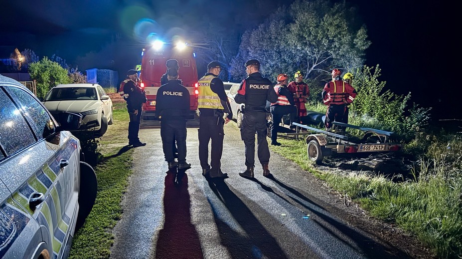 Na Sázavě se převrhla loďka se dvěma muži. Jednoho vytáhli potápěči mrtvého
