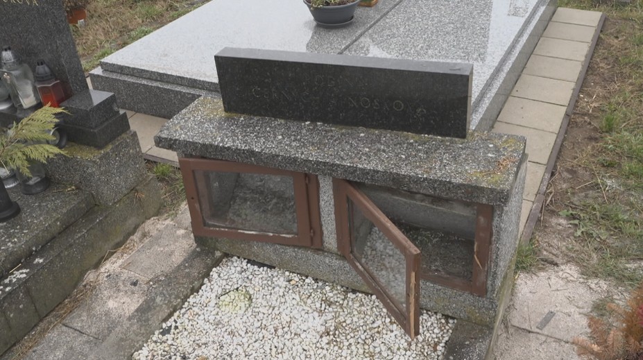 Rozbil urny a vysypal popel. Policie pátrá po neznámém vandalovi ze hřbitova