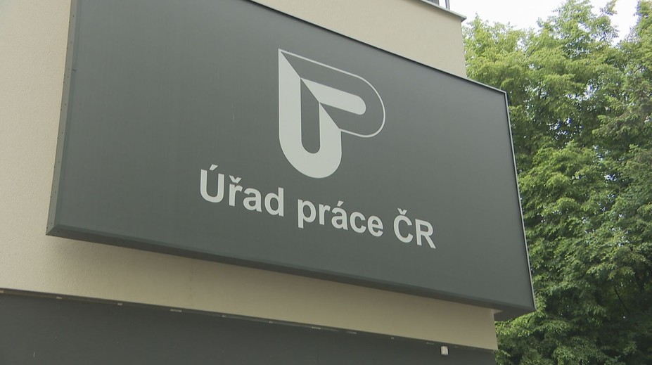 Úřad vyzval žadatele o dávky, aby doložili příjmy. Lidé se snadno vyhnou frontám