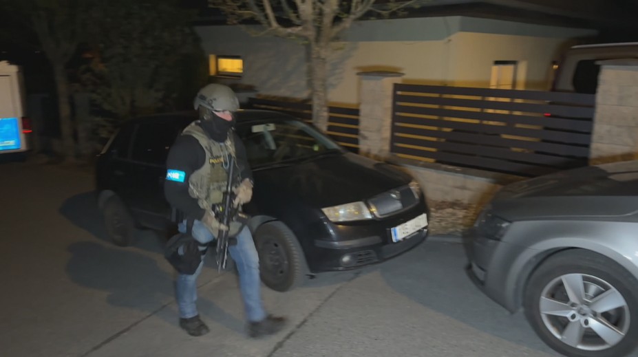 Jako z filmu. Jeden z podezřelých při razii vytáhl zbraň, policie ho zneškodnila