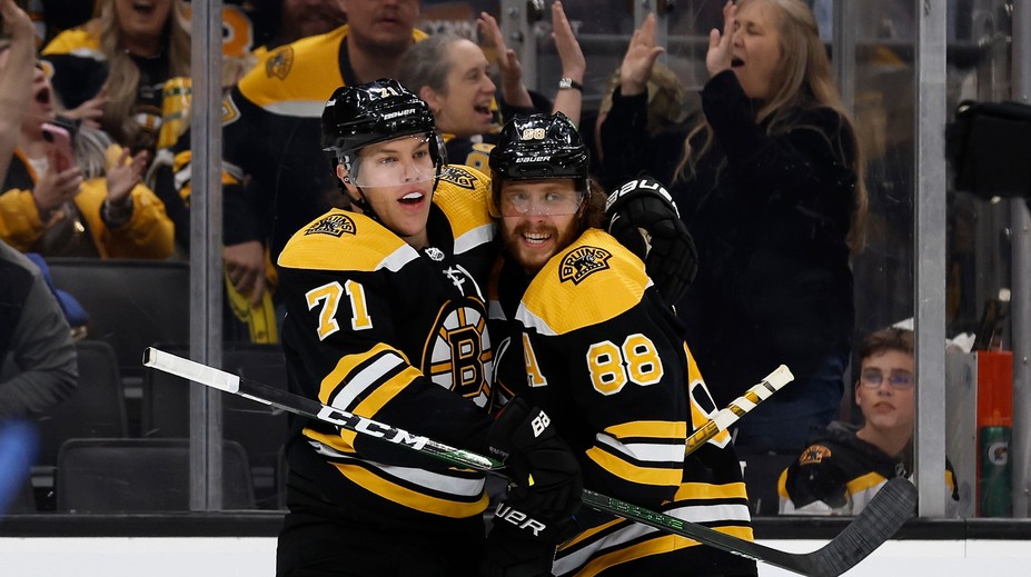 Pastrňák oslavil návrat gólem a jubilejním bodem, trefil se i Vrána