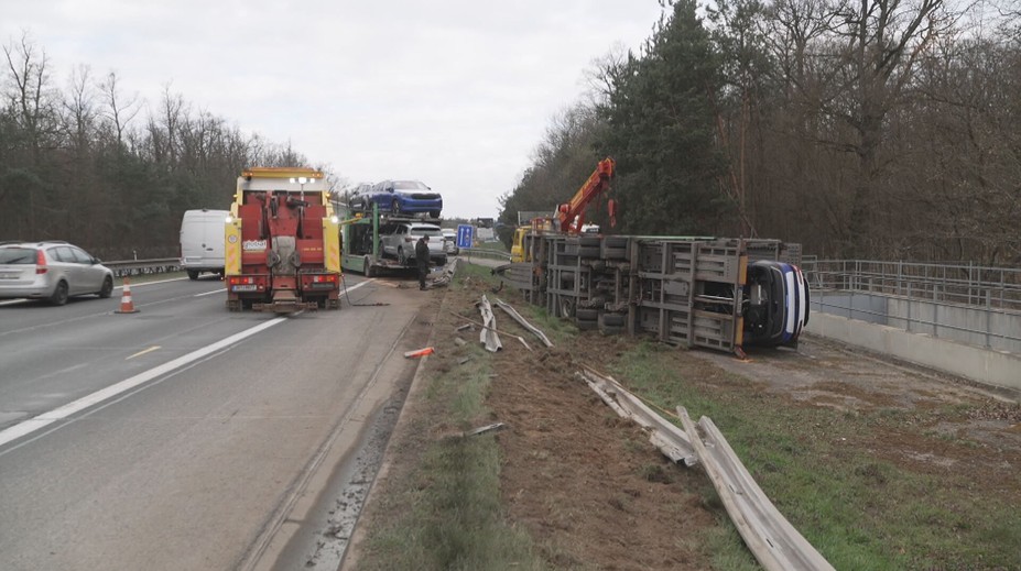U Poděbrad omezuje dopravu kamion. Převrátil se návěs s novými automobily