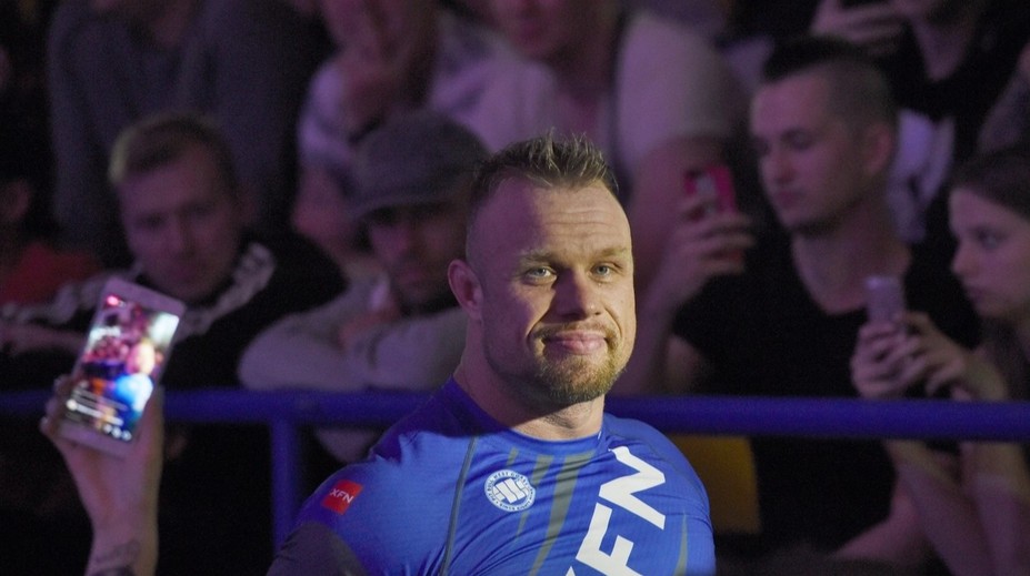 Filip Grznár slaví první výhru, v kleci knokautoval účastníka Superstar