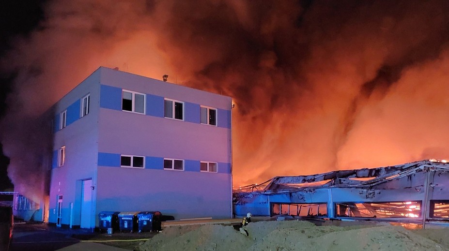 Vyšetřování na místě požáru v Pardubicích skončilo. Policisté i hasiči odjeli