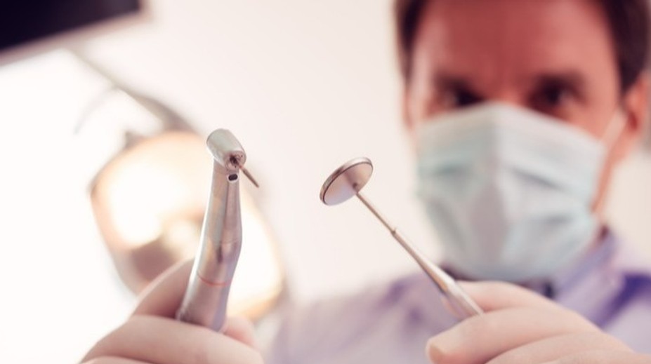 Češi si jezdí pro nový chrup do ciziny. Hrozí trvalé poškození, varuje zubař