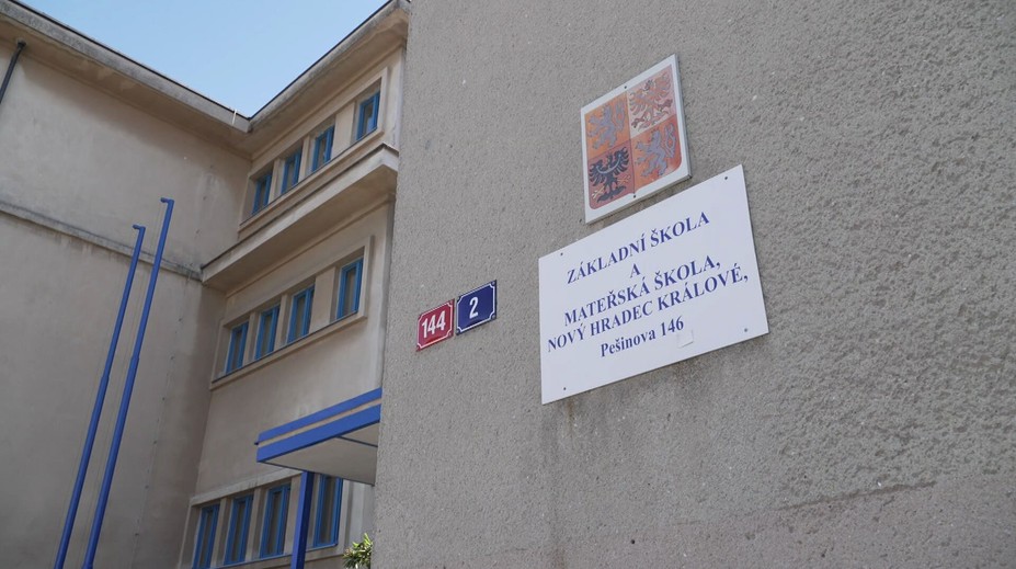 Bývalé vedení školy v Hradci Králové má co vysvětlovat. Chybí tam věci za miliony