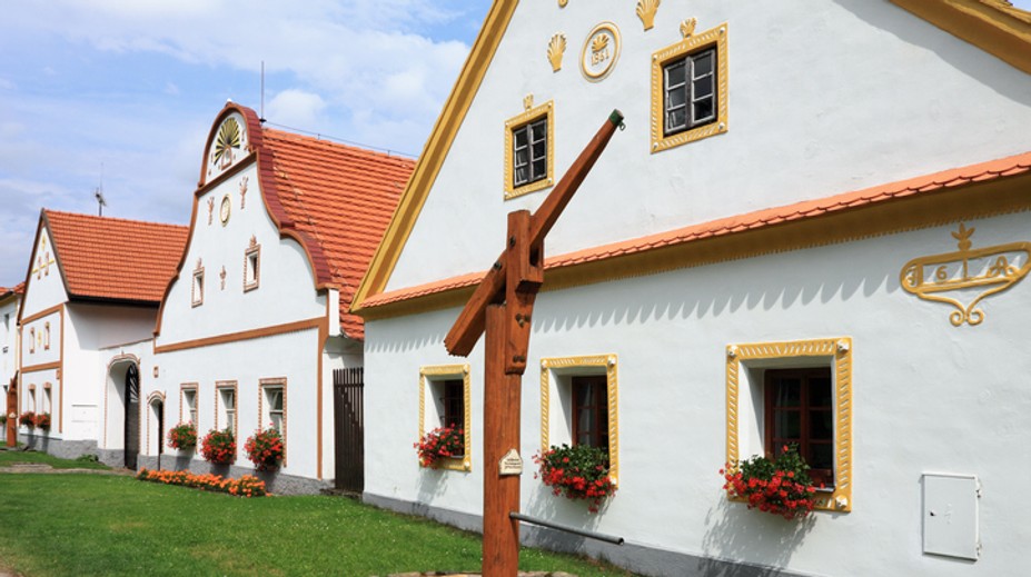 Kolona pick-upů rozzuřila lidi v Holašovicích: Takové návštěvníky tady nechceme