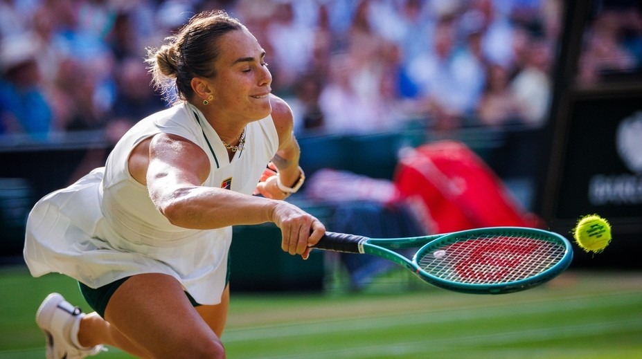 To je tělo. Tenisová jednička i po krachu ve Wimbledonu září. Se svalnatým partnerem dovádí u moře