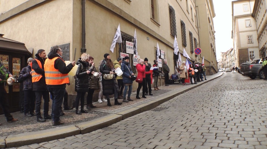 Chcípl PES zveřejnil adresy 70 poslanců. Je to útok na rodiny, rozzuřil se Rakušan
