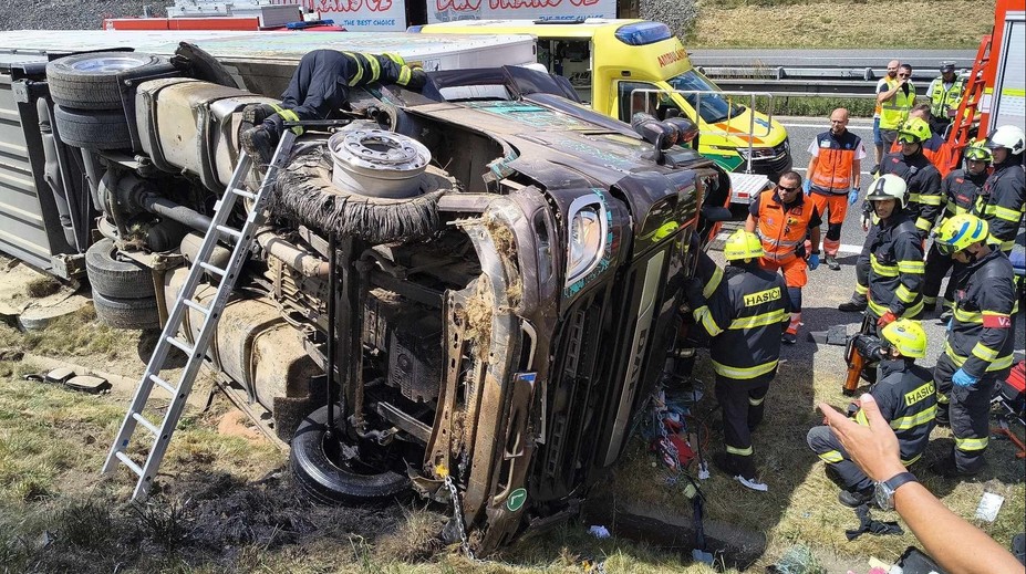 Na D3 se převrátil kamion. Řidiče museli vyprošťovat, letěl pro něj vrtulník