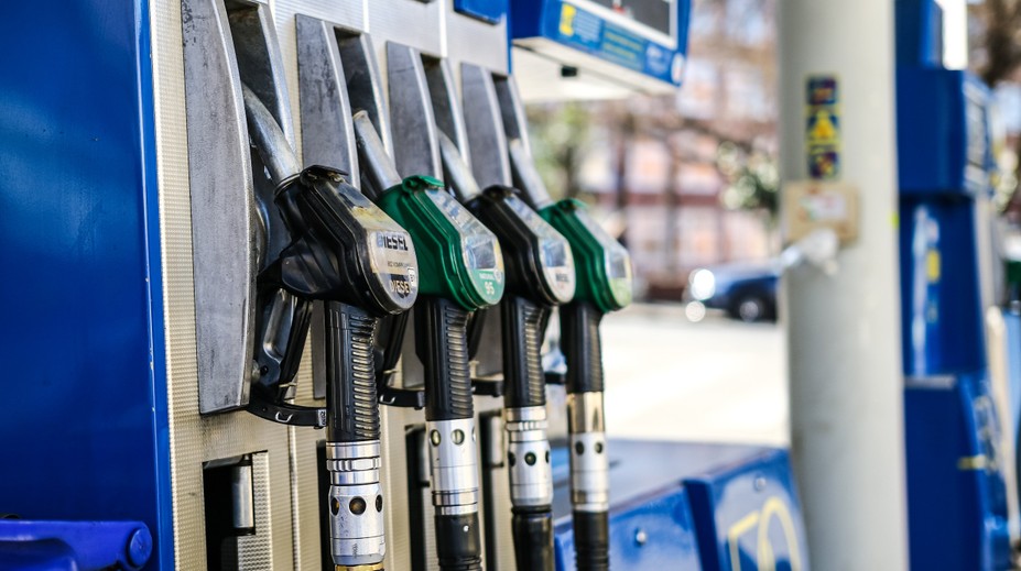 VIDEO: Šílený hazard na benzínce. Žena tankovala do igelitových tašek