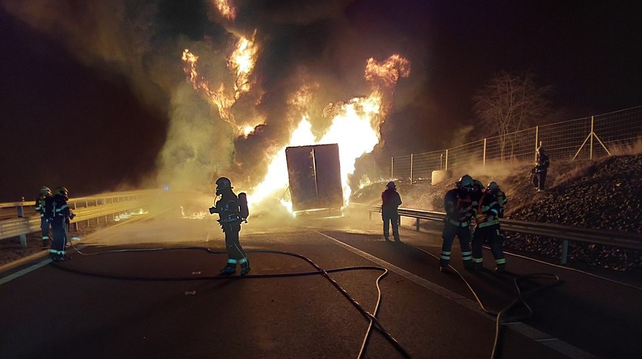 Kamion na D35 pohltily plameny. Dálnice byla uzavřená několik hodin