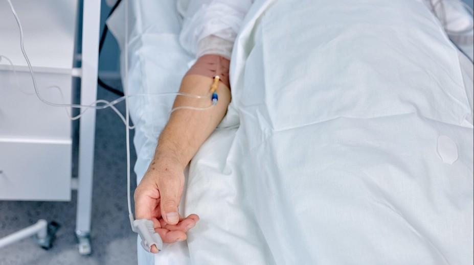 Cậu bé đột ngột ngừng thở. Do xe cứu thương đến muộn, cậu bị tổn thương não không thể hồi phục