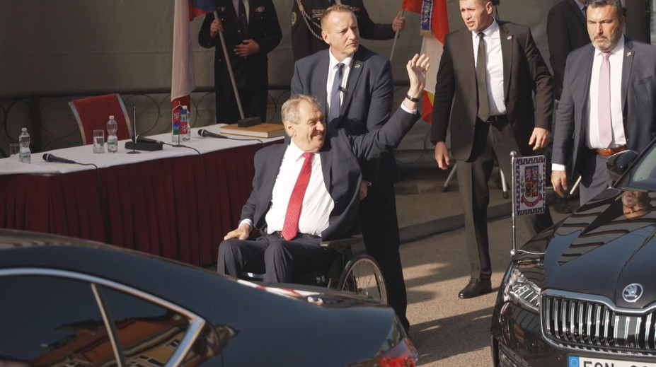 Prezident Zeman se do důchodu nechystá. Chce být k dispozici lidem