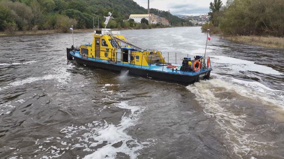 Na řece Labe pluje speciální plavidlo. Pomocí radaru monitoruje dno