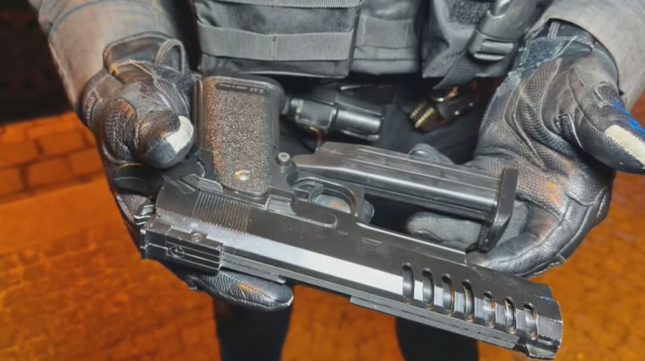 Mladík u restaurace mával pistolí. Ukázalo se, že to byla jen hračka