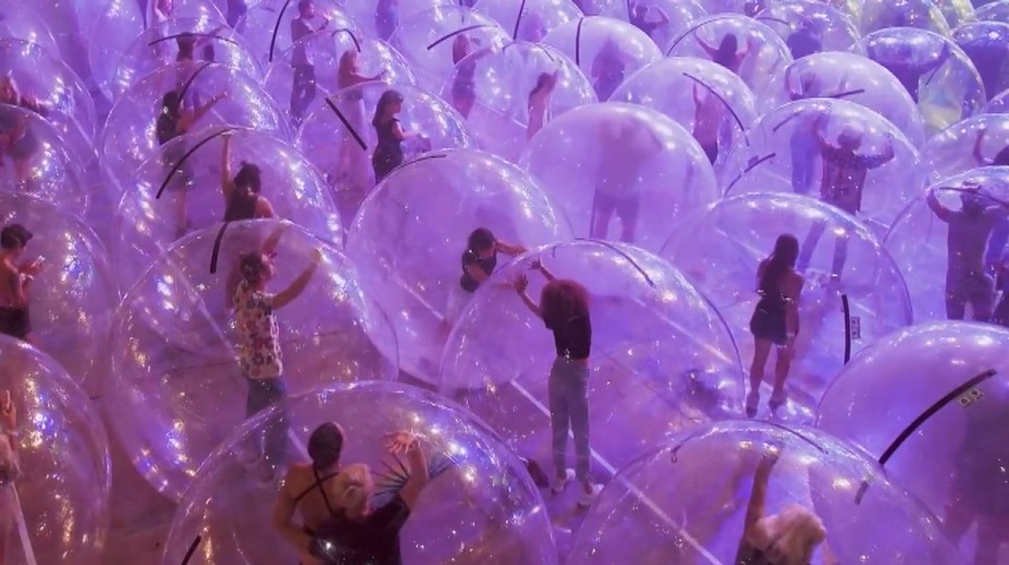 Koncert jako ze sci-fi filmu. Kvůli covidu fanoušci křepčili v bublinách!