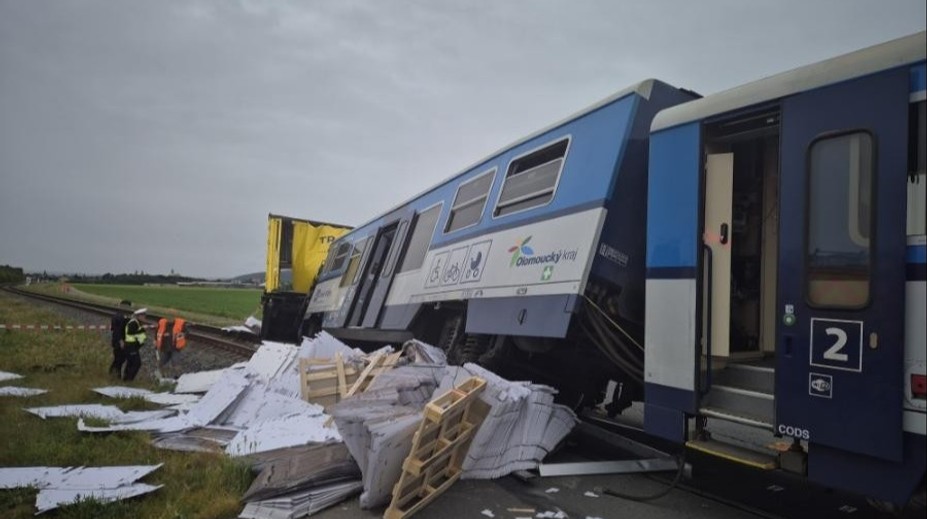Na Prostějovsku se srazil vlak s kamionem. Vagón vykolejil, několik zraněných