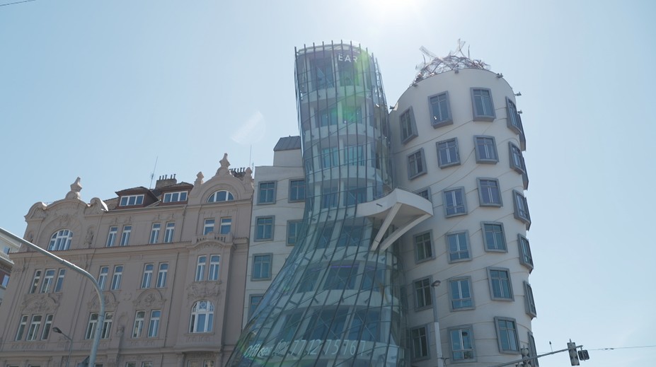 Tančící dům slaví 30 let. Stále patří k nejvýraznějším stavbám města