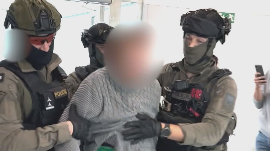 Muž měl vyhrožovat Čechům vraždami i útoky. Policie ho zadržela na letišti