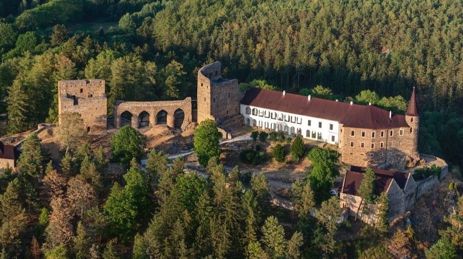 U hradu Velhartice hoří les. Platí třetí stupeň poplachu