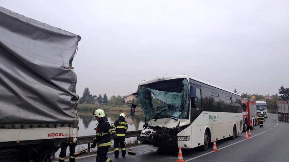 Autobus s 15 pasažéry nedobrzdil, řidiče museli vystříhat hasiči