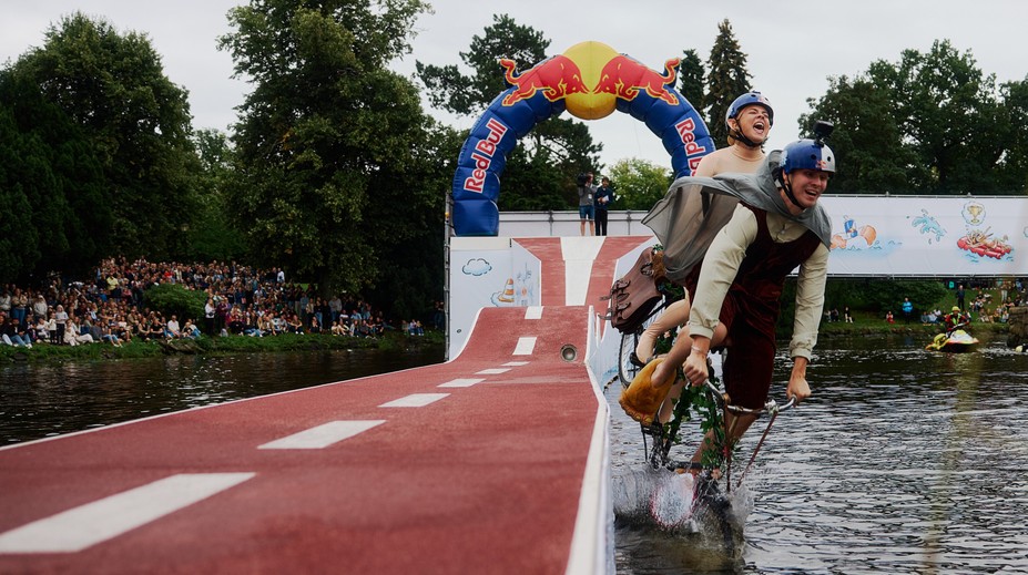 Ujeď, nebo spadni. Red Bull pošle domácí kutily na kola nad Vltavu