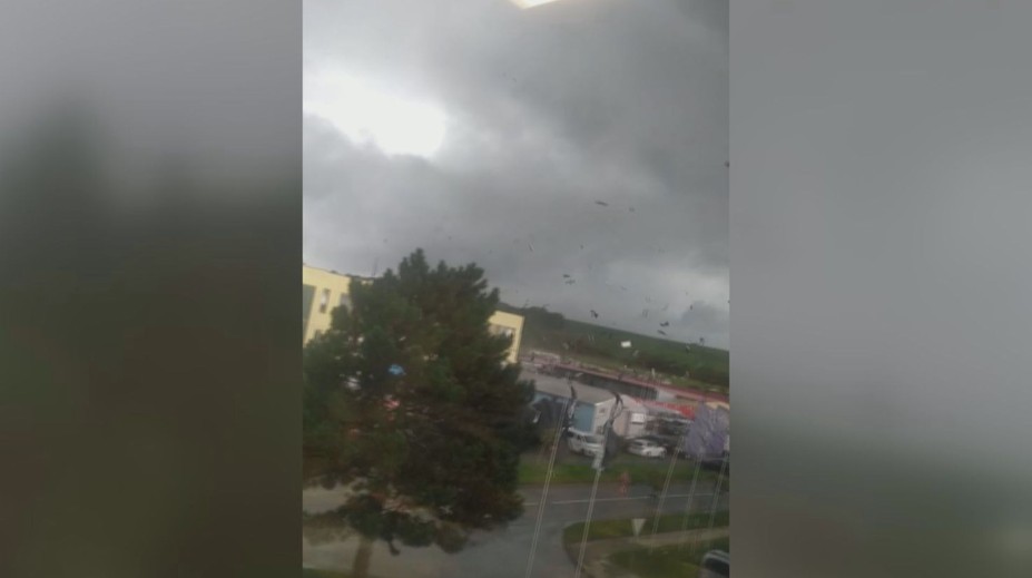 Z nebe padaly autodíly. Průmyslový areál u Zlína zasáhlo tornádo