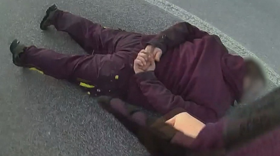 Řidič najížděl na skupinu celníků. Tvrdil, že si pletl brzdu s plynem