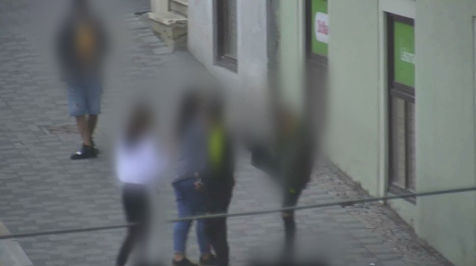 Čtyři na jednoho. Parta se vrhla na chlapce, přišel o zuby! VIDEO