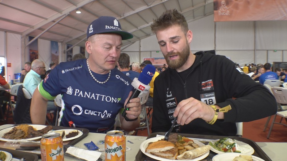 Když je koza nebo ovce, tak to nepapáme, že jo? Češi představují kantýnu na Dakaru