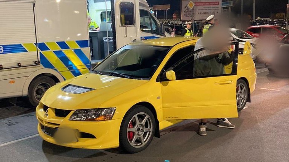 Manévry policistů na tuningovém srazu. Dorazilo jich 40, zjistili přes 60 přestupků