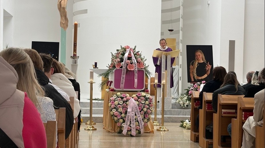 Záběry z tajného pohřbu Míny (†23). Mladou influencerku pochovali v růžové rakvi