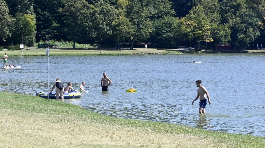 Výstražná cedule vyděsila návštěvníky jezera. Někdo asi vtipkoval, tvrdí obec