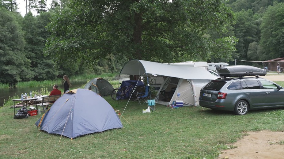 Prázdniny letos patří Česku. Tuzemské hotely i kempy hlásí téměř plno